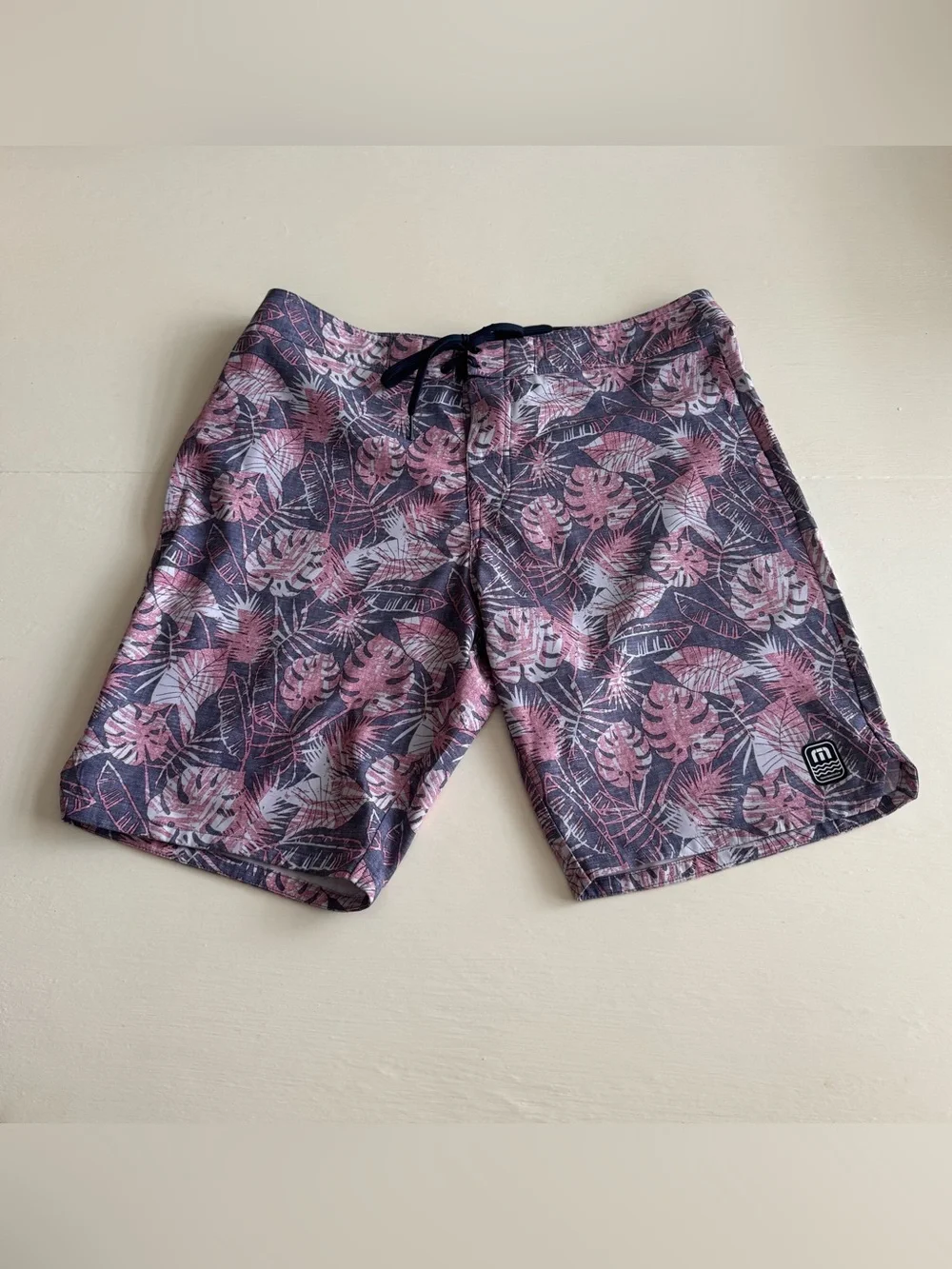 Travis Mathew Hawaiian Board Shorts Swim Trunks Size 34 Gray Pink with 10”Inseam